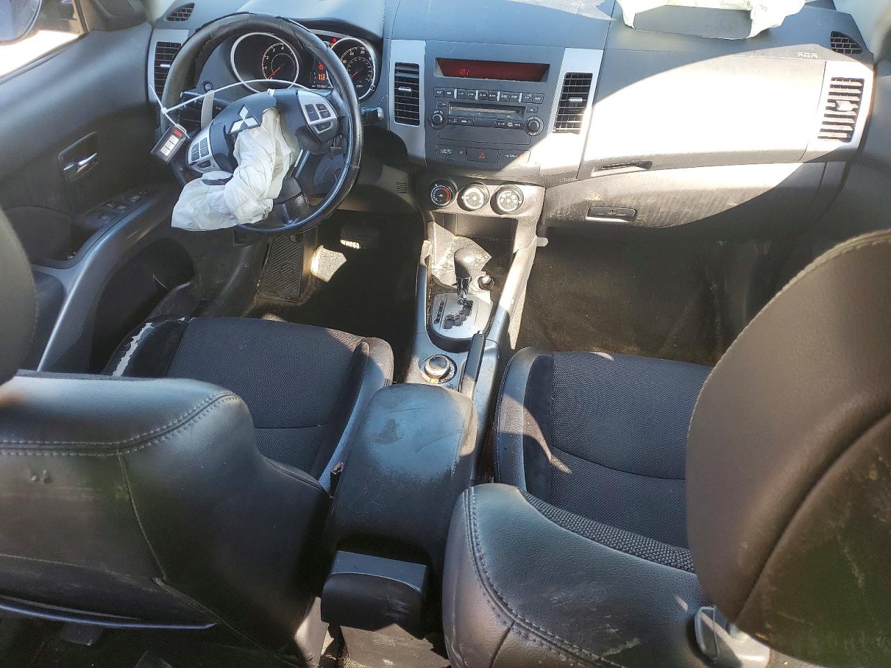2011 MITSUBISHI OUTLANDER SE photo 8