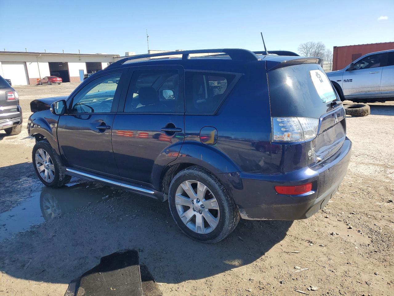 2011 MITSUBISHI OUTLANDER SE photo 2