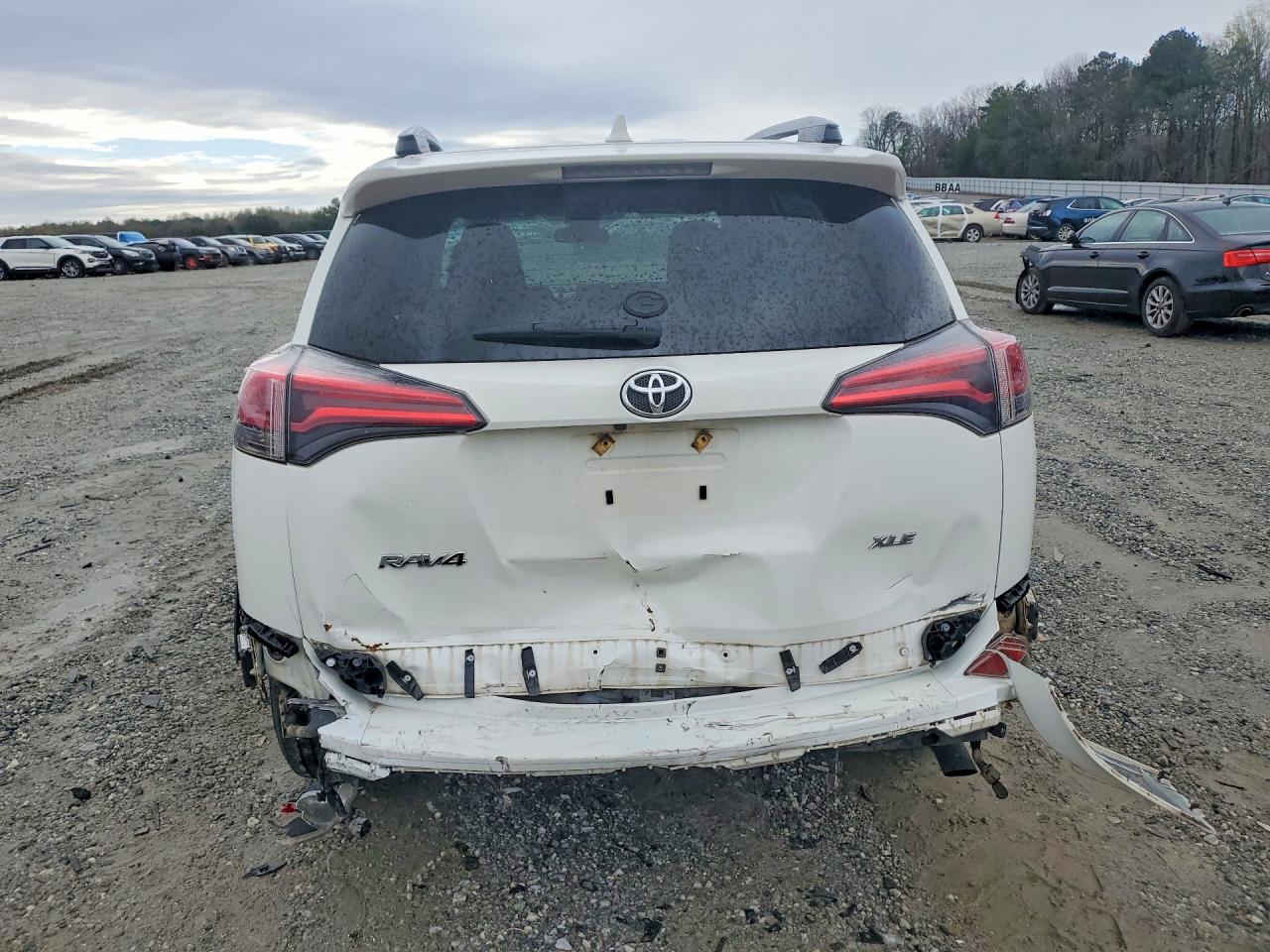 2018 TOYOTA RAV4 XLE photo 16