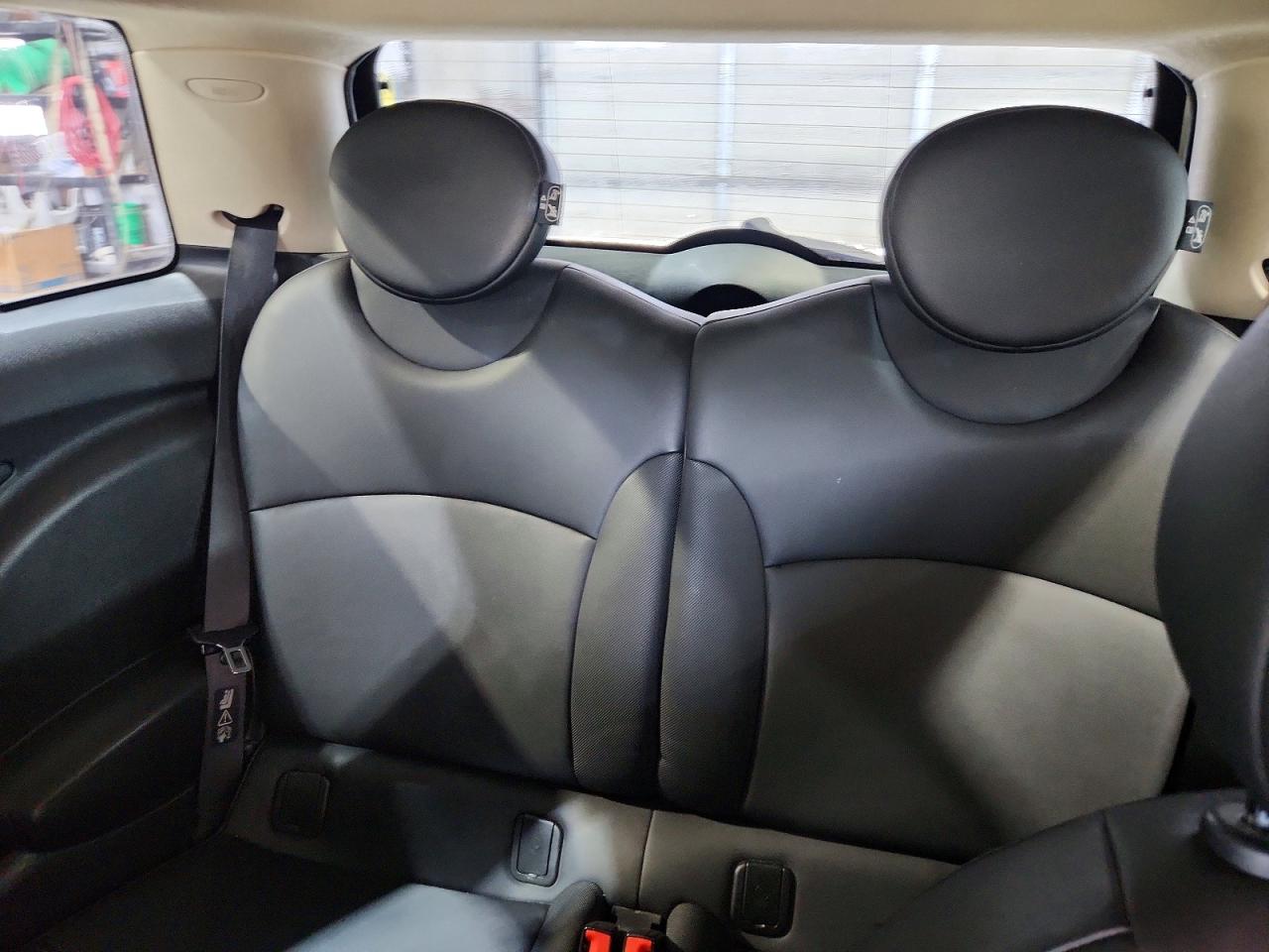 2011 MINI COOPER photo 19