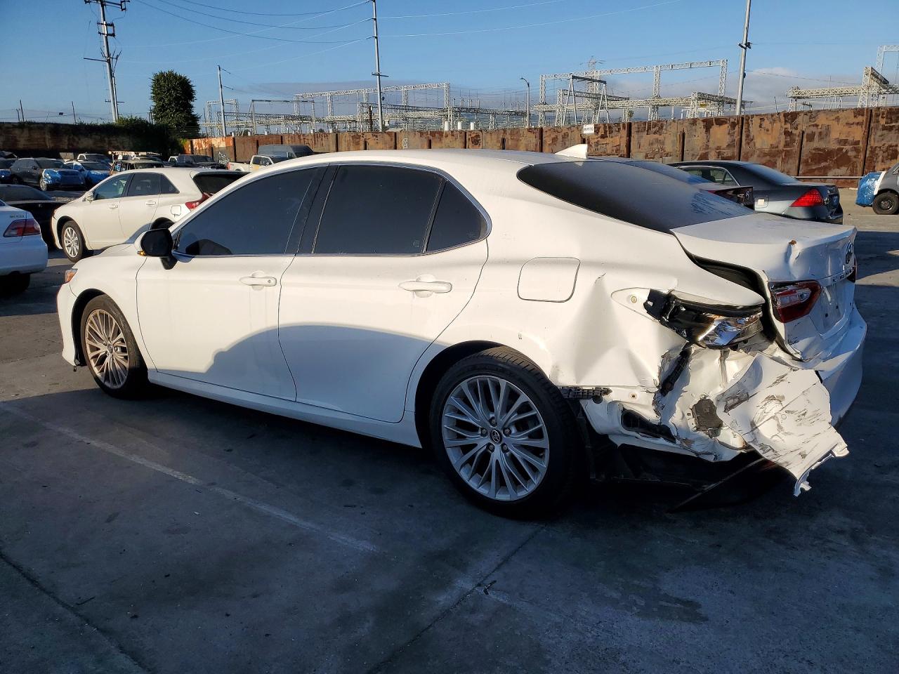 2018 TOYOTA CAMRY photo 3