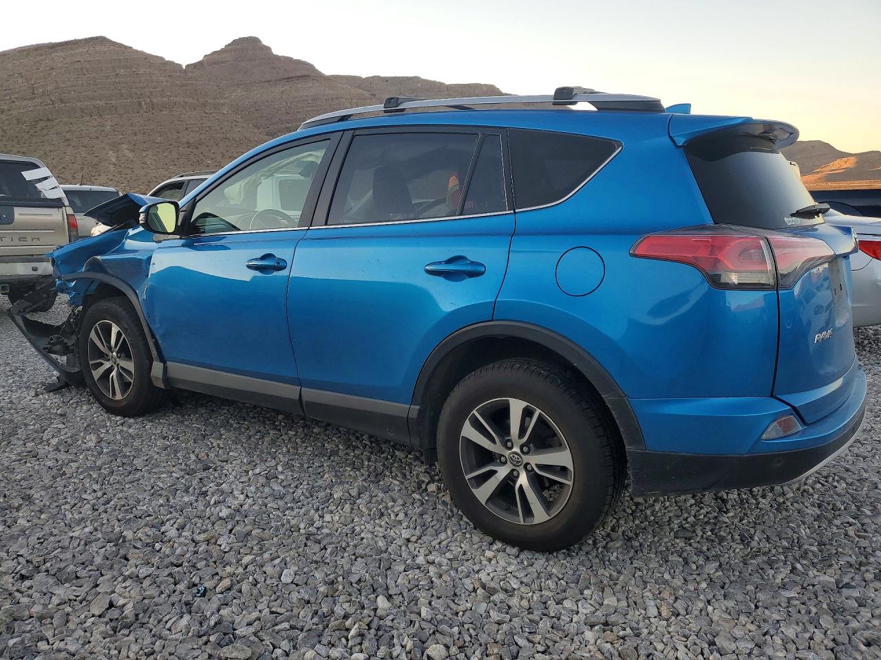2017 TOYOTA RAV4 XLE photo 2