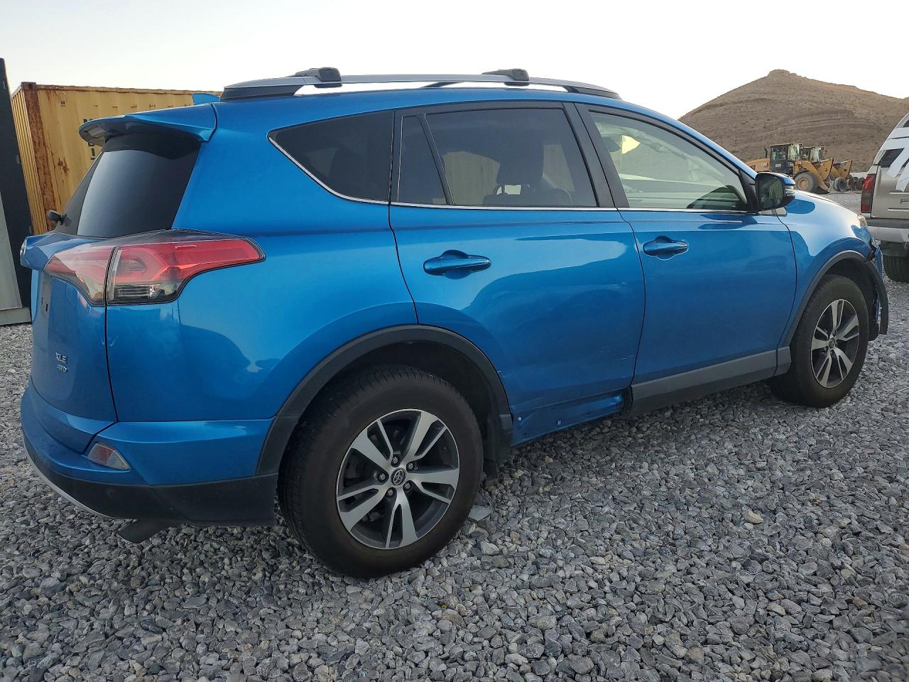 2017 TOYOTA RAV4 XLE photo 3