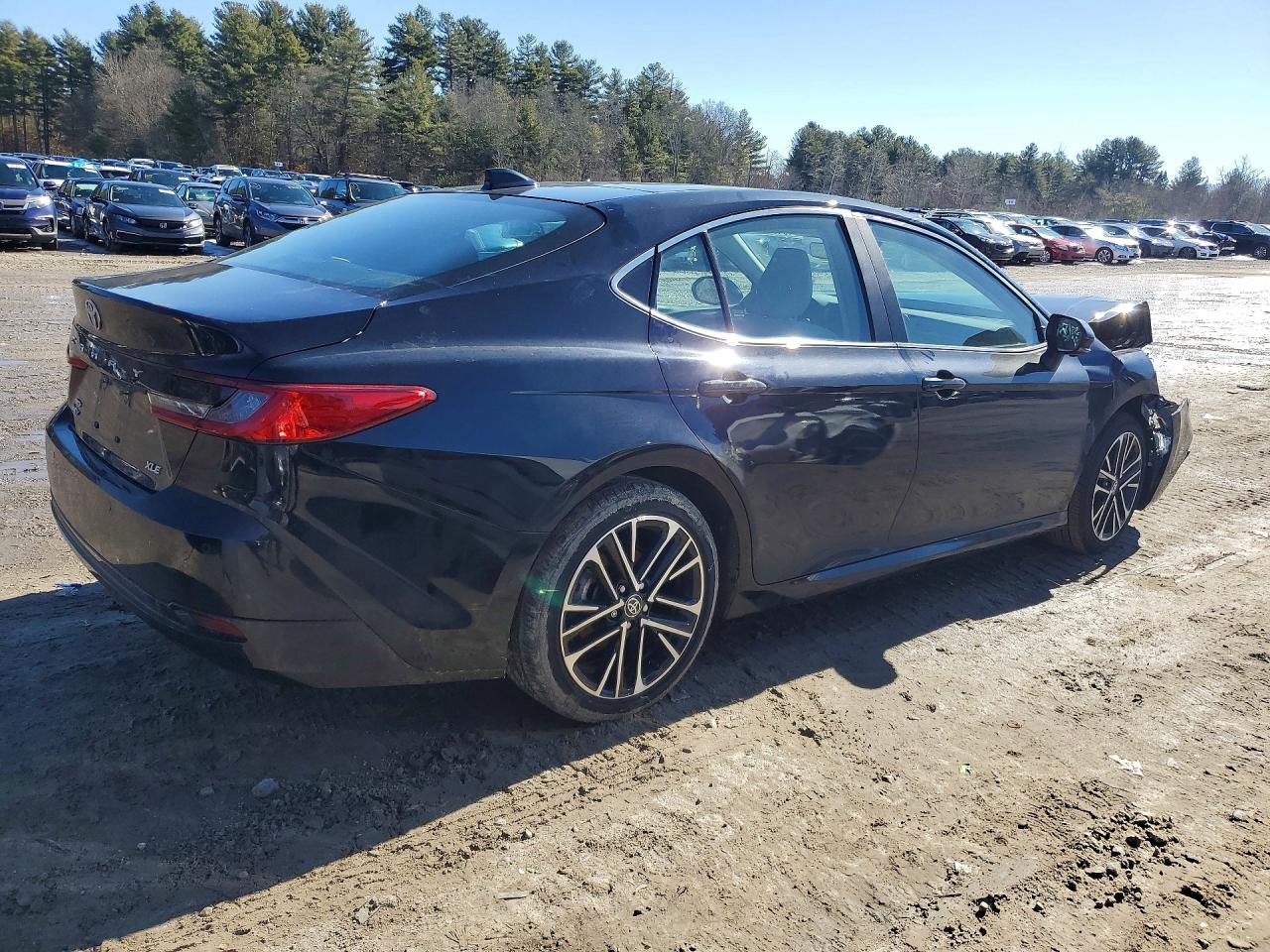 2025 TOYOTA CAMRY XLE photo 5