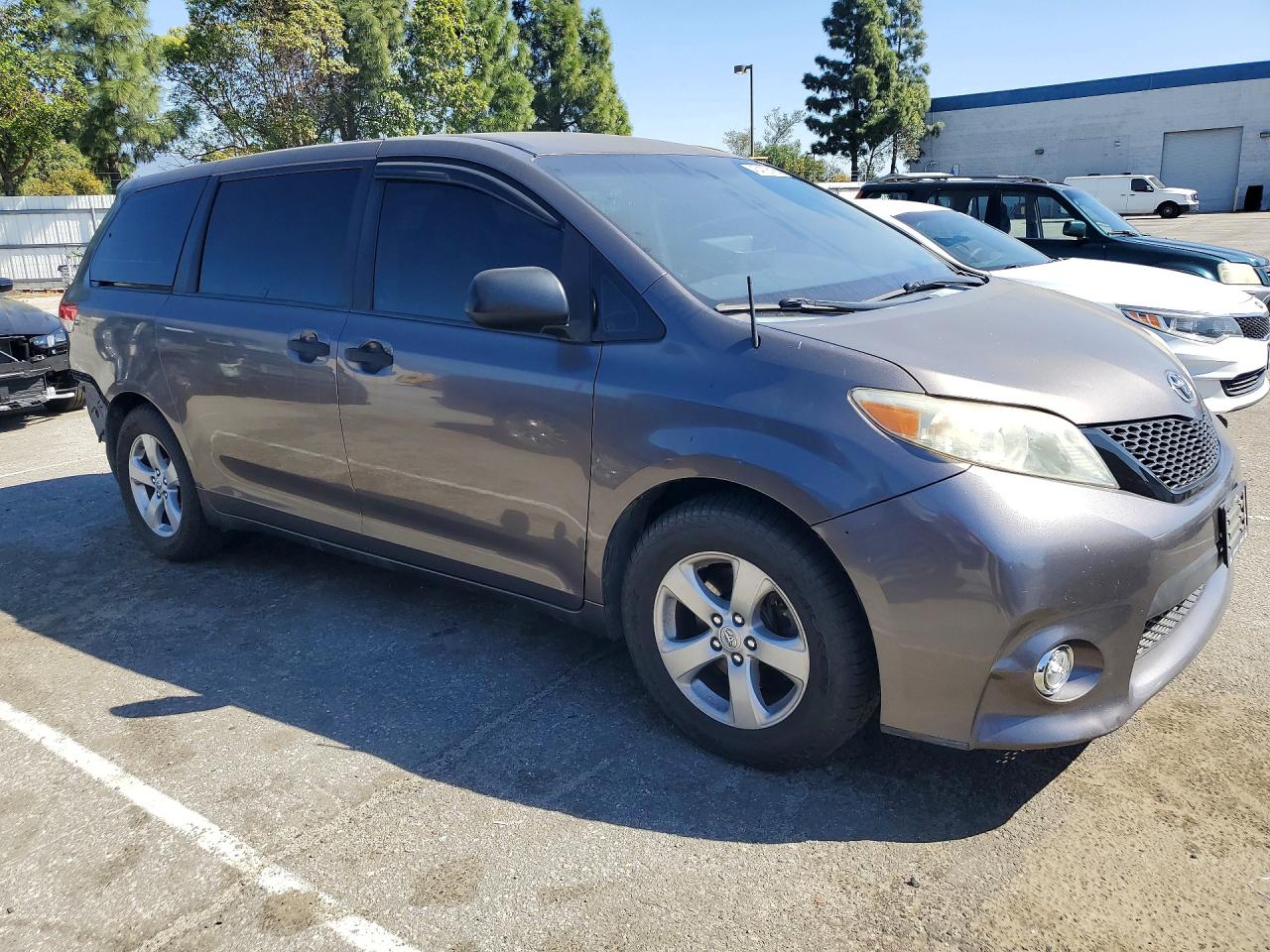 2013 TOYOTA SIENNA L 7-PASSENGER photo 4