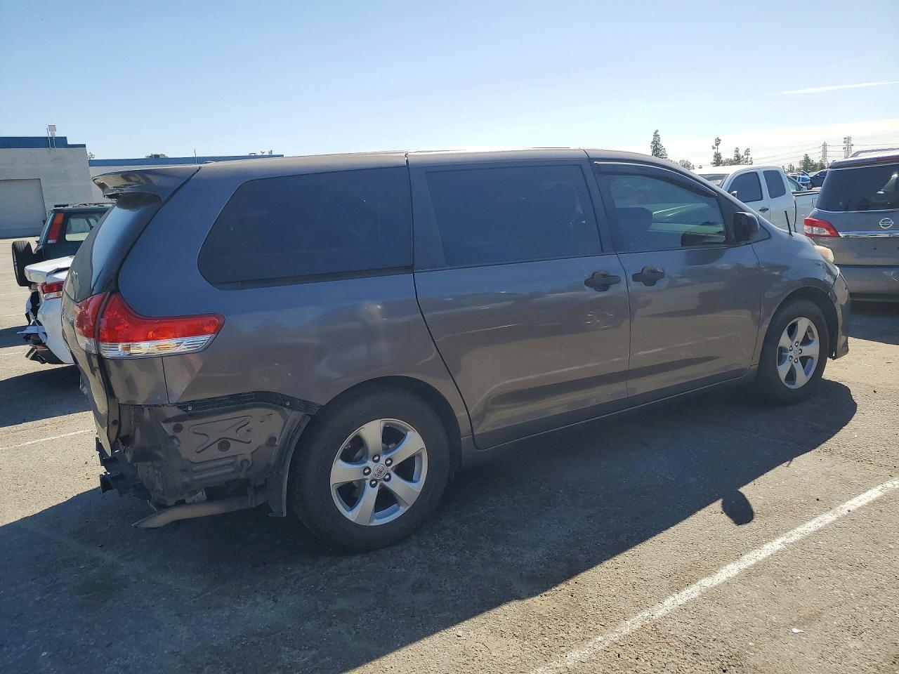 2013 TOYOTA SIENNA L 7-PASSENGER photo 3