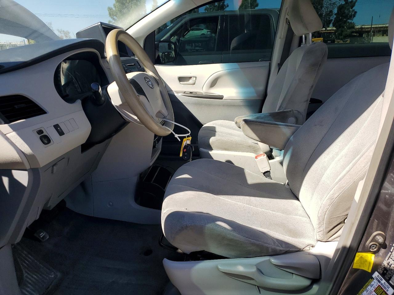 2013 TOYOTA SIENNA L 7-PASSENGER photo 7