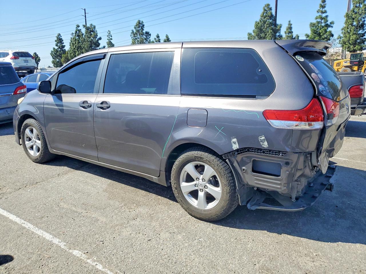 2013 TOYOTA SIENNA L 7-PASSENGER photo 2