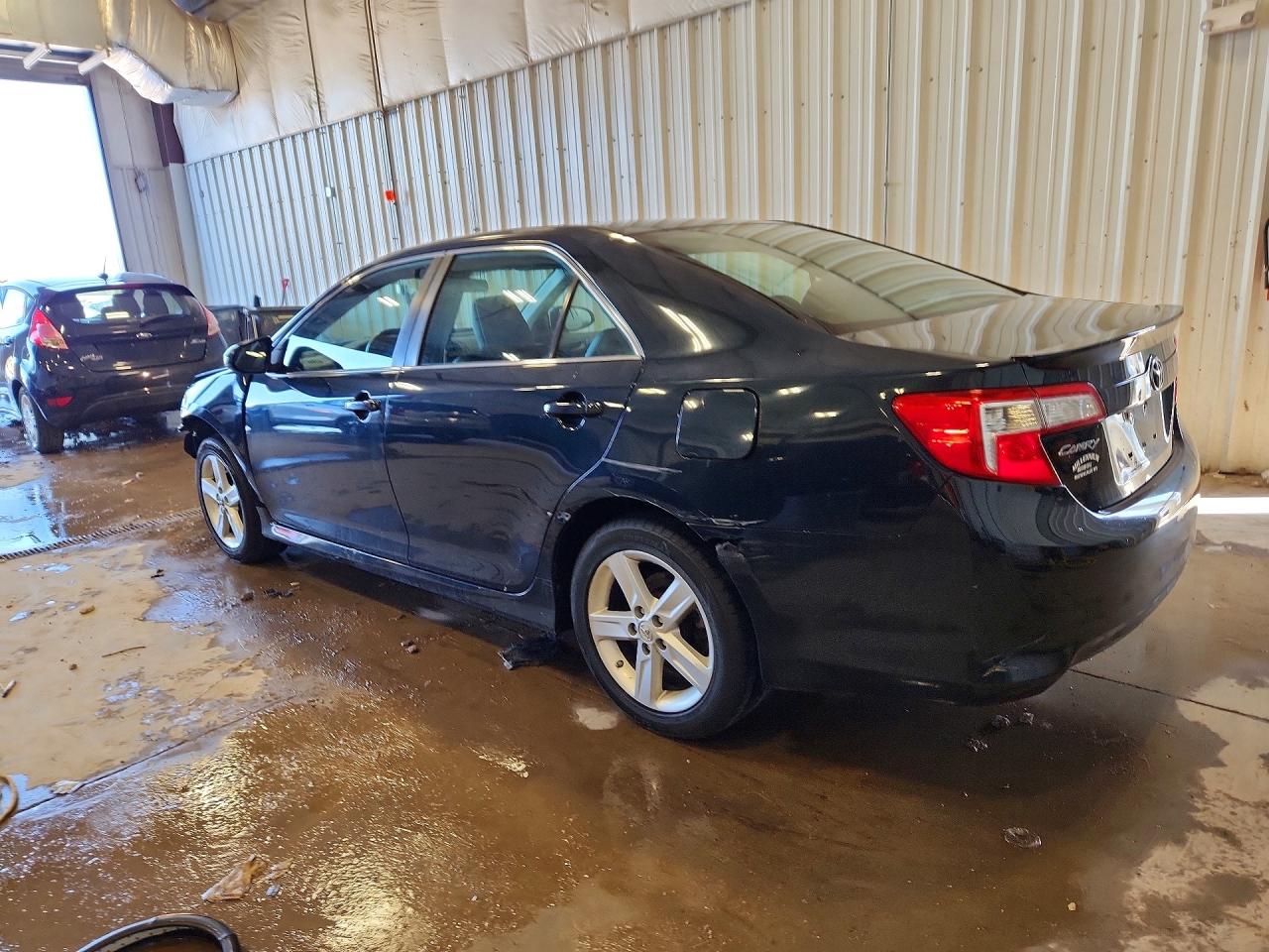 2014 TOYOTA CAMRY SE photo 2