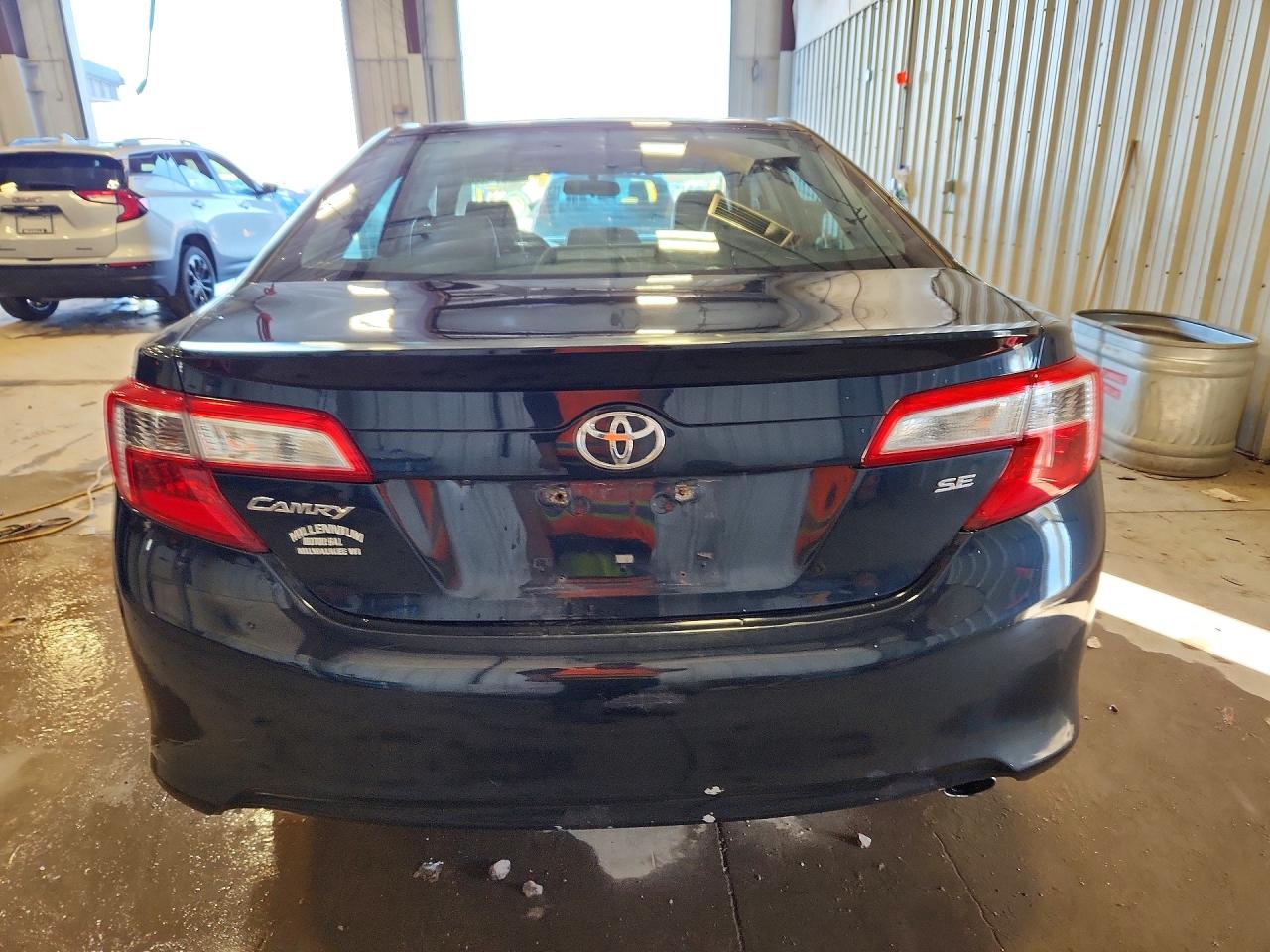 2014 TOYOTA CAMRY SE photo 6