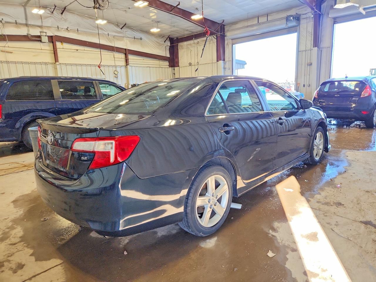2014 TOYOTA CAMRY SE photo 3
