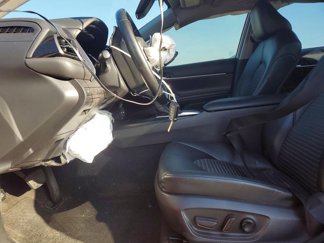2019 TOYOTA CAMRY SE photo 19