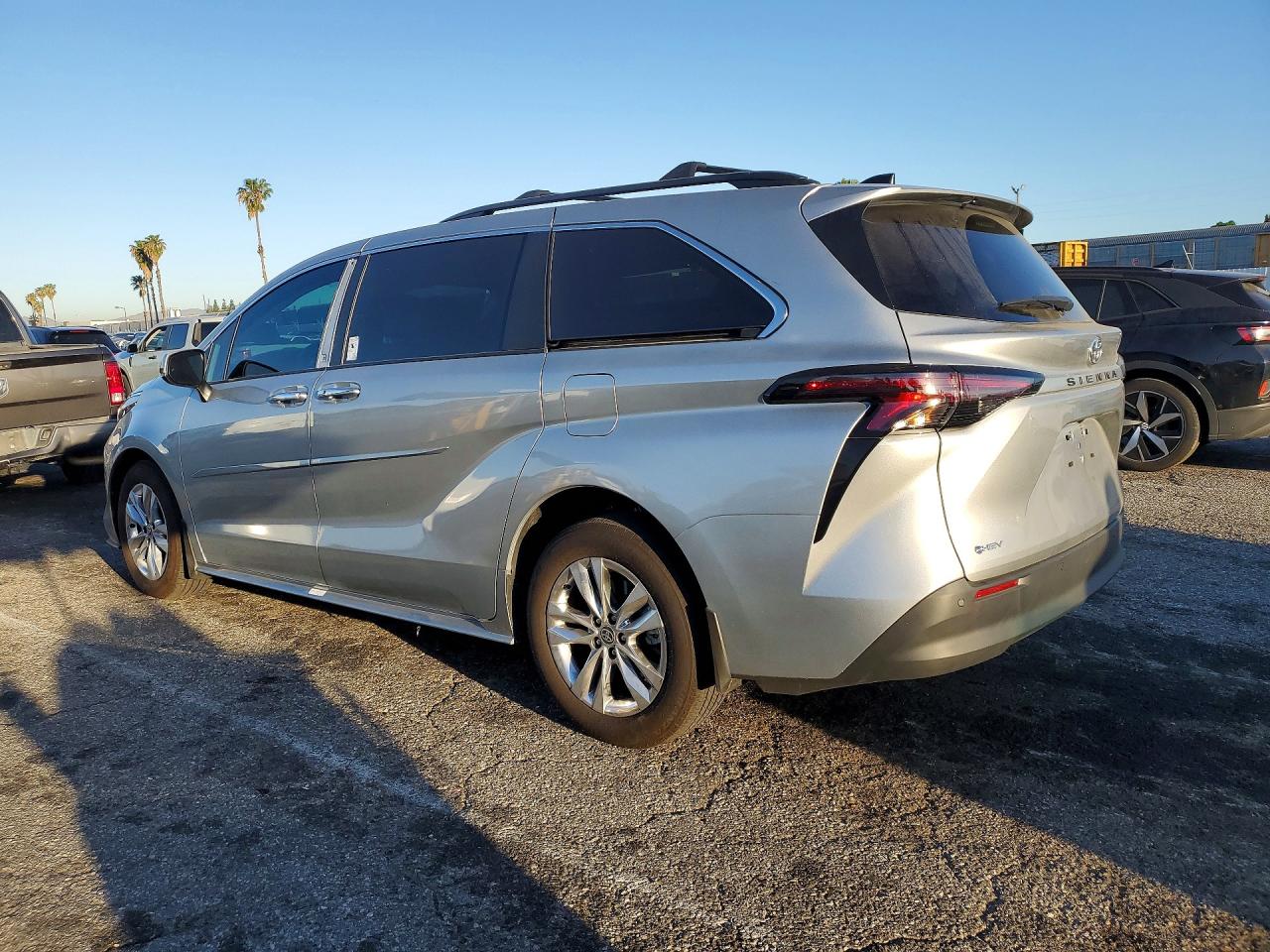 2025 TOYOTA SIENNA XLE 7-PASSENGER photo 4