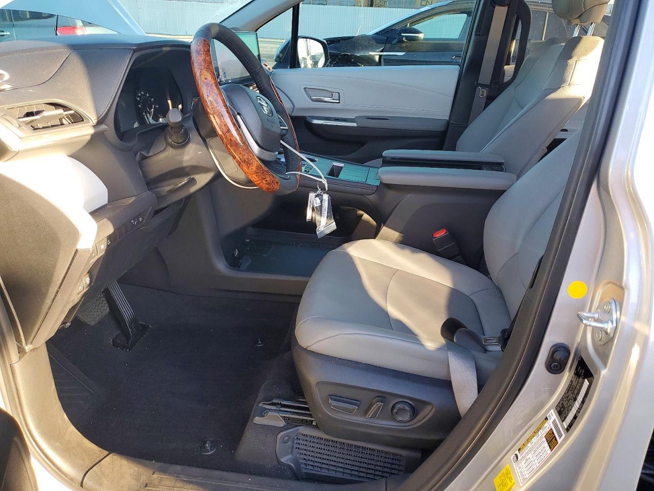 2025 TOYOTA SIENNA XLE 7-PASSENGER photo 19