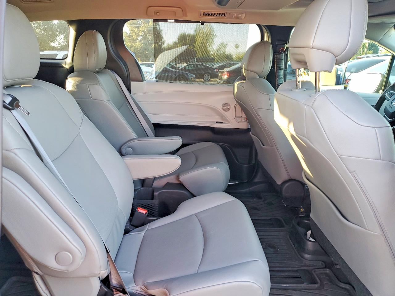 2025 TOYOTA SIENNA XLE 7-PASSENGER photo 31