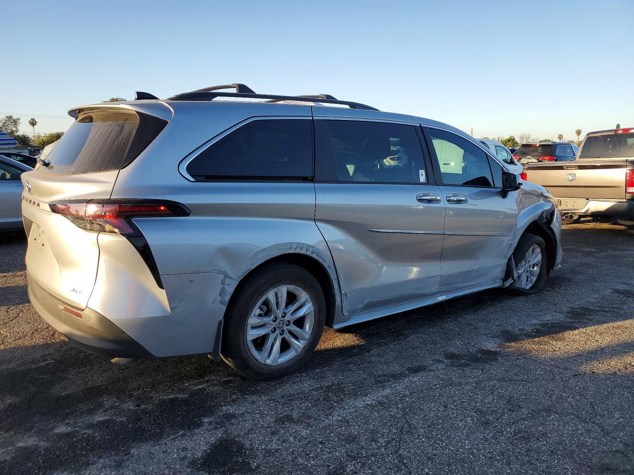 2025 TOYOTA SIENNA XLE 7-PASSENGER photo 7