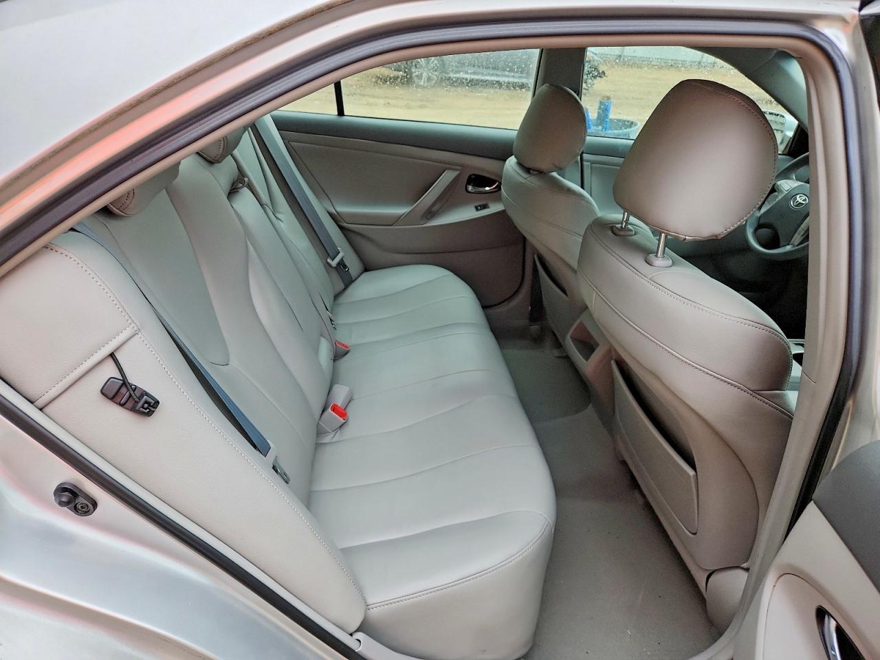 2011 TOYOTA CAMRY LE photo 10