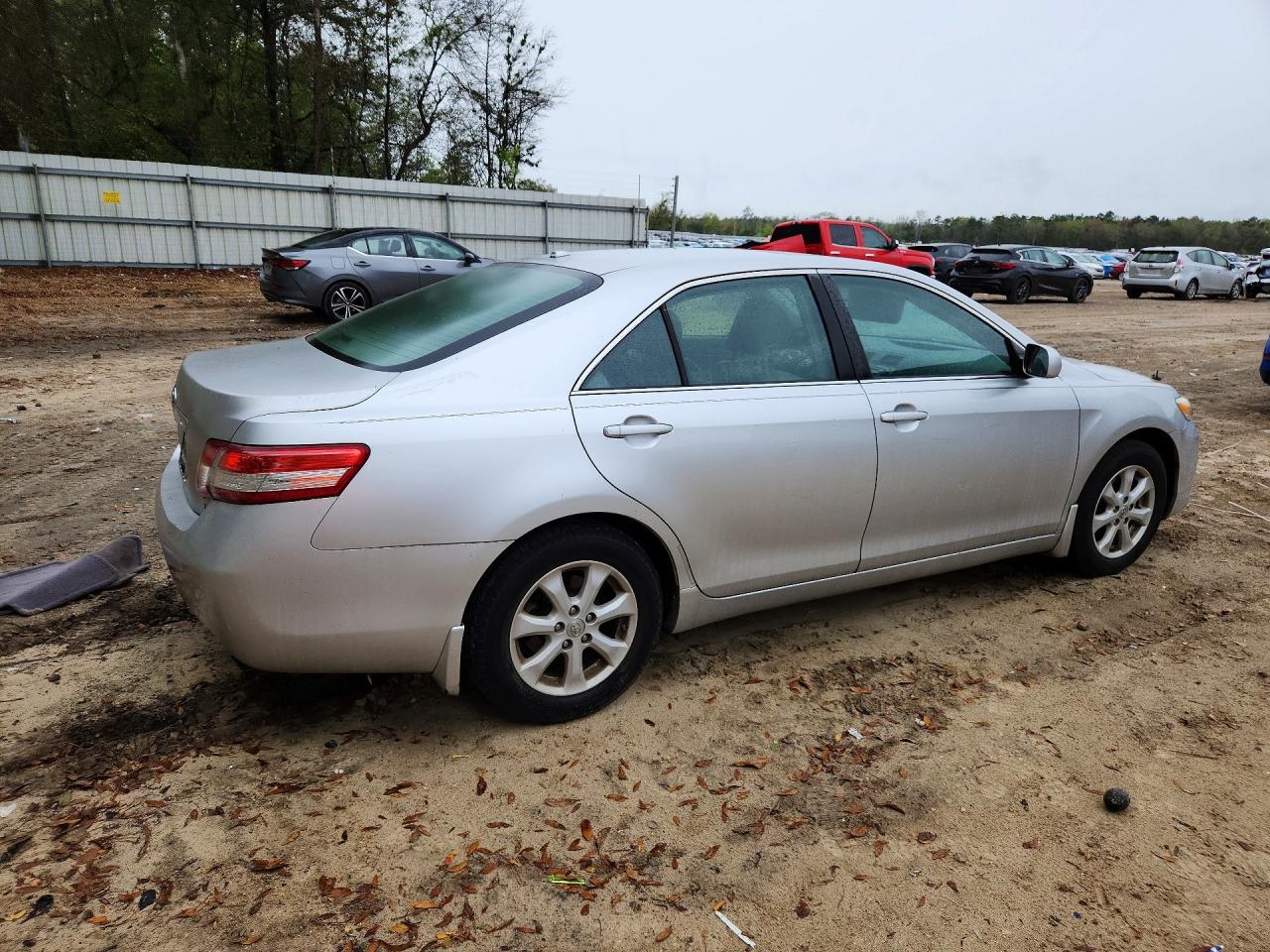 2011 TOYOTA CAMRY LE photo 3