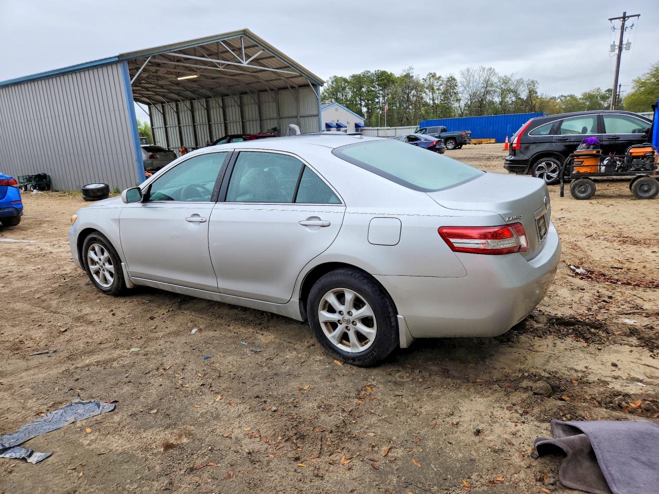2011 TOYOTA CAMRY LE photo 2