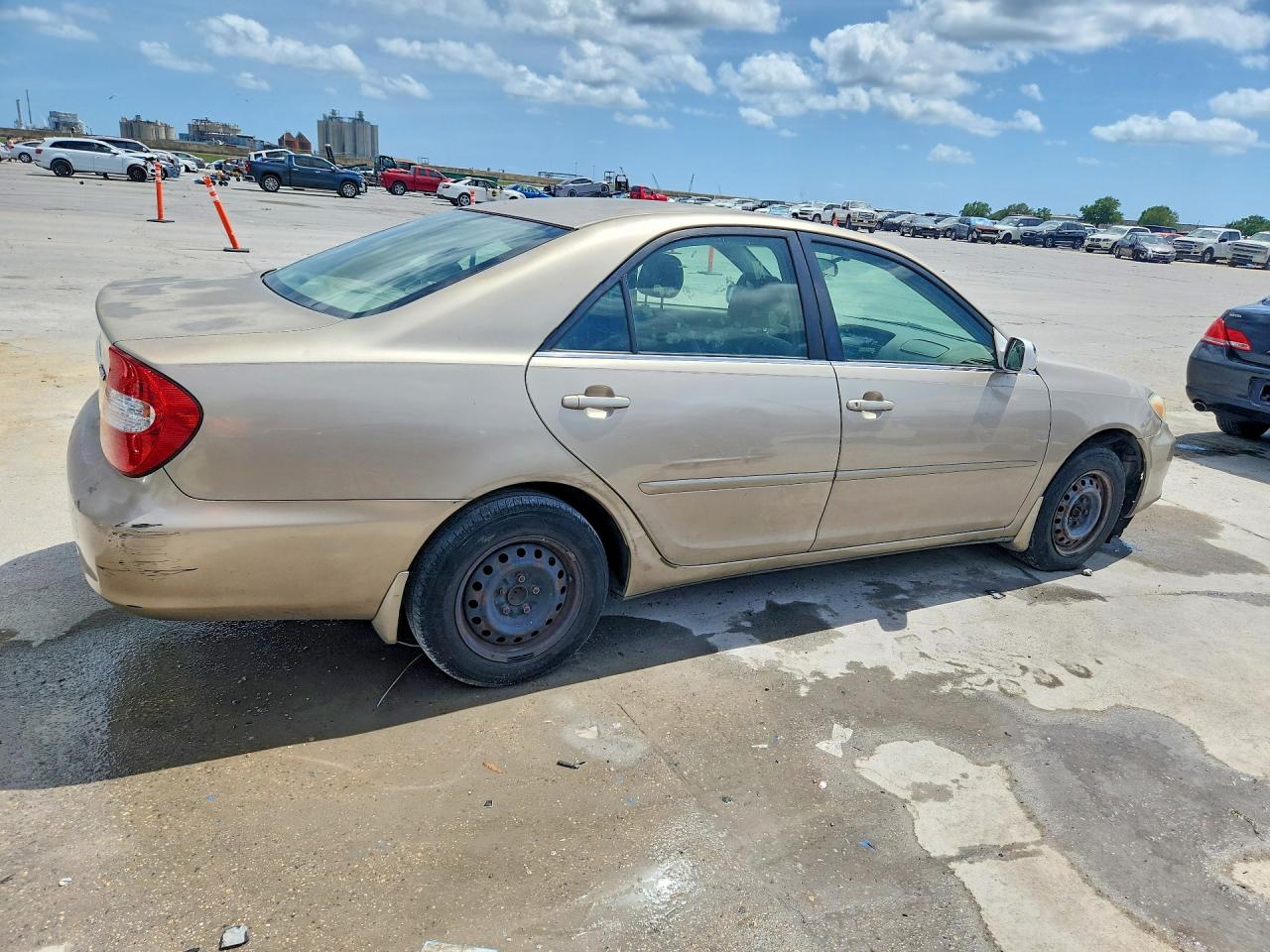 2002 TOYOTA CAMRY LE photo 3