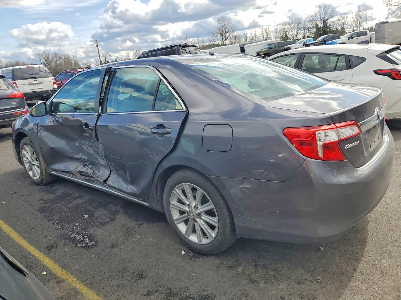 2013 TOYOTA CAMRY XLE photo 2