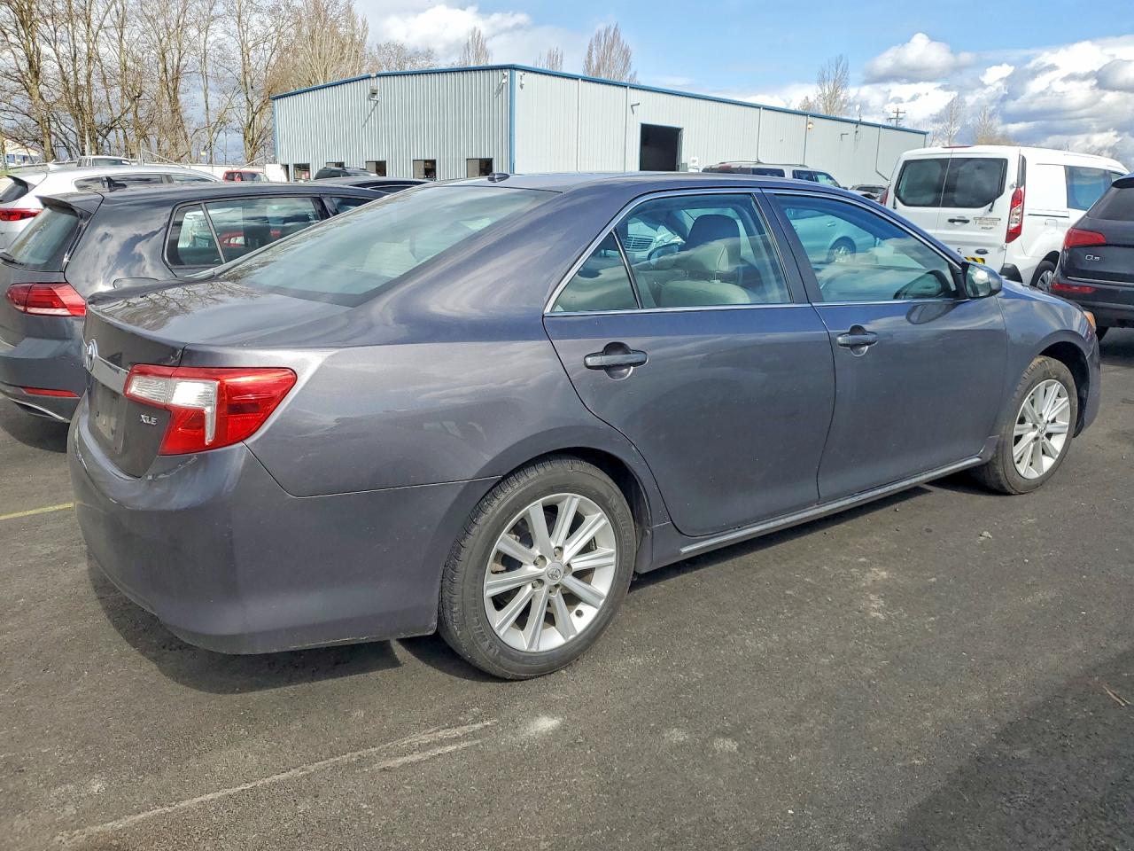 2013 TOYOTA CAMRY XLE photo 3