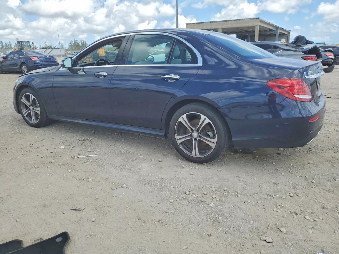 2017 MERCEDES-BENZ E 300 4MATIC photo 2