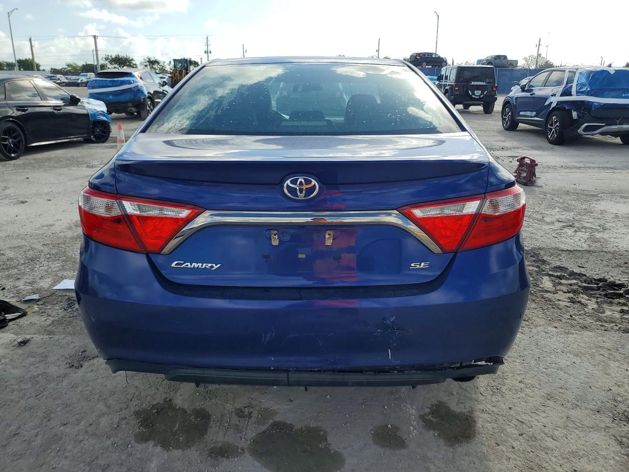 2015 TOYOTA CAMRY SE photo 6