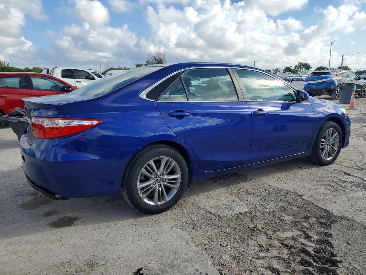 2015 TOYOTA CAMRY SE photo 3