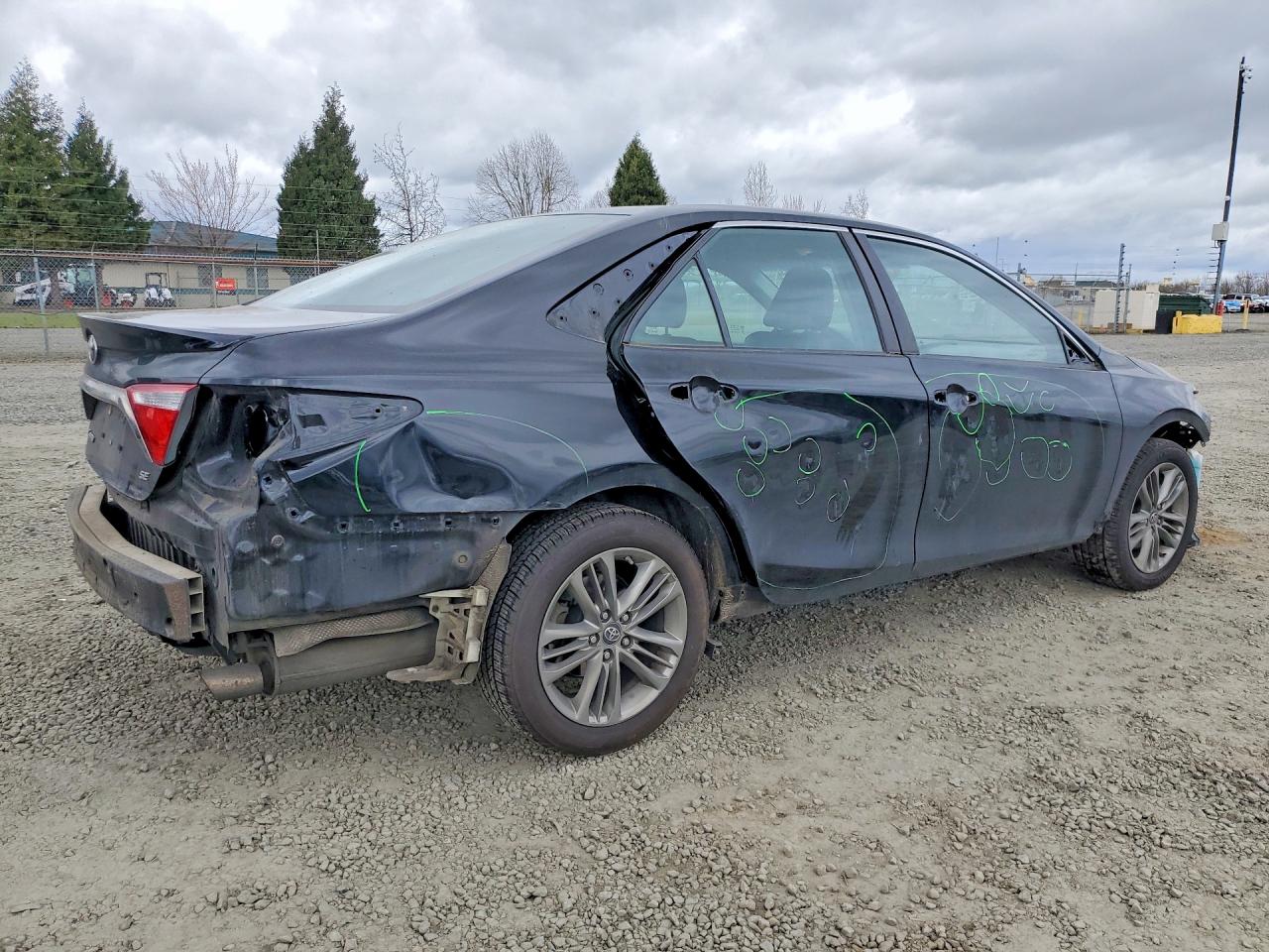 2017 TOYOTA CAMRY SE photo 3