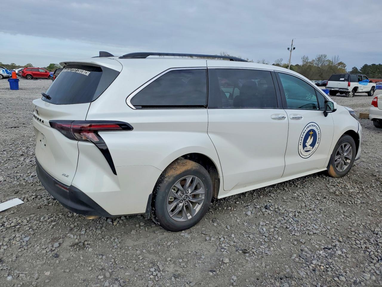 2025 TOYOTA SIENNA XLE 8-PASSENGER photo 3