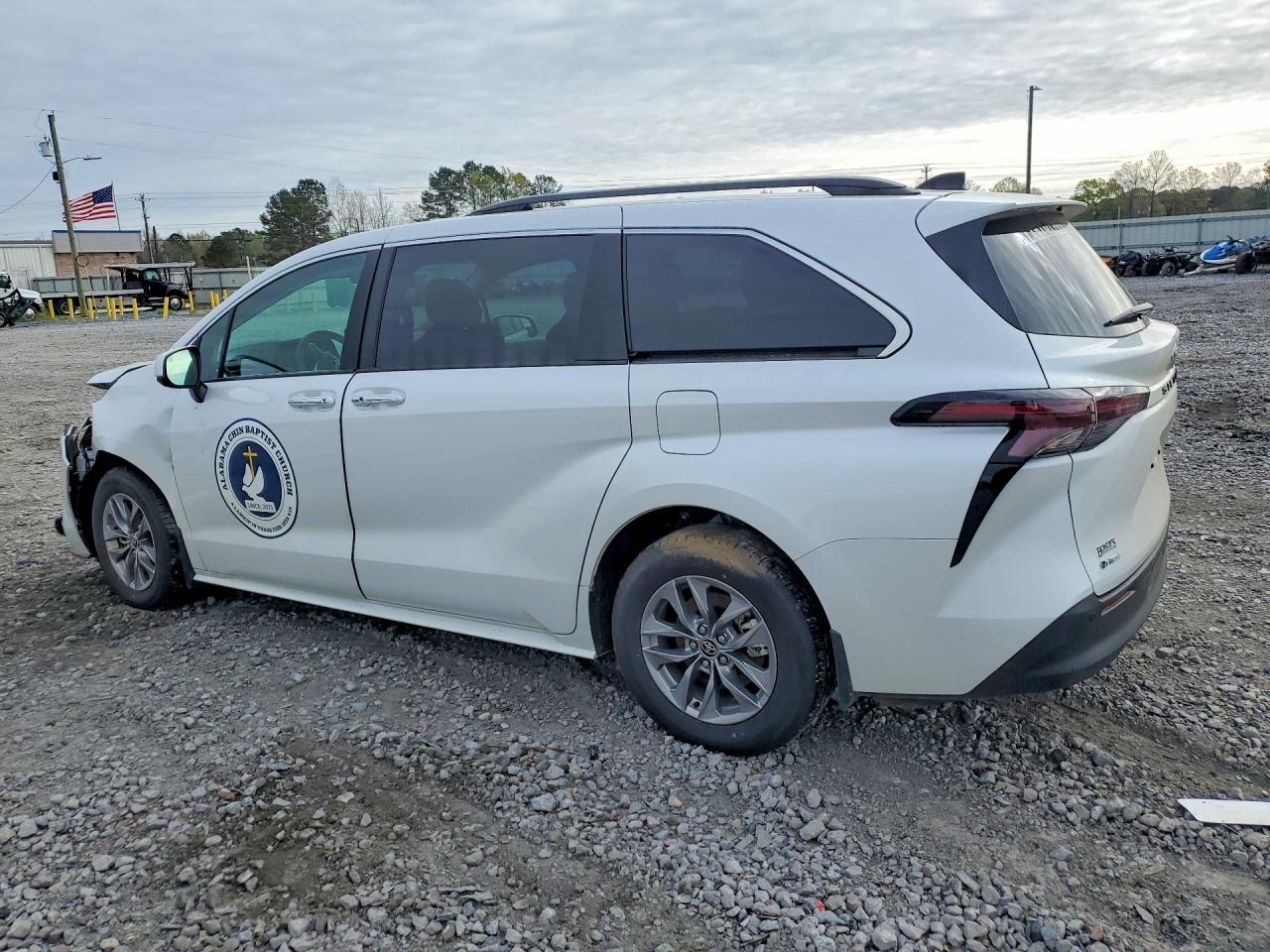 2025 TOYOTA SIENNA XLE 8-PASSENGER photo 2