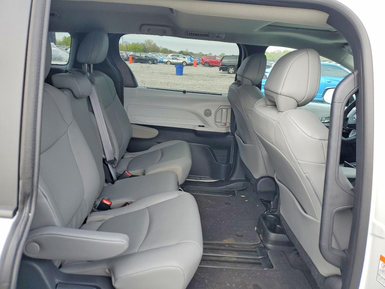 2025 TOYOTA SIENNA XLE 8-PASSENGER photo 10