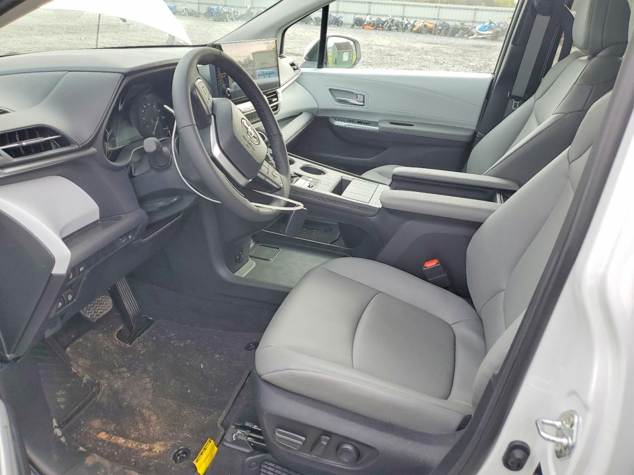 2025 TOYOTA SIENNA XLE 8-PASSENGER photo 7