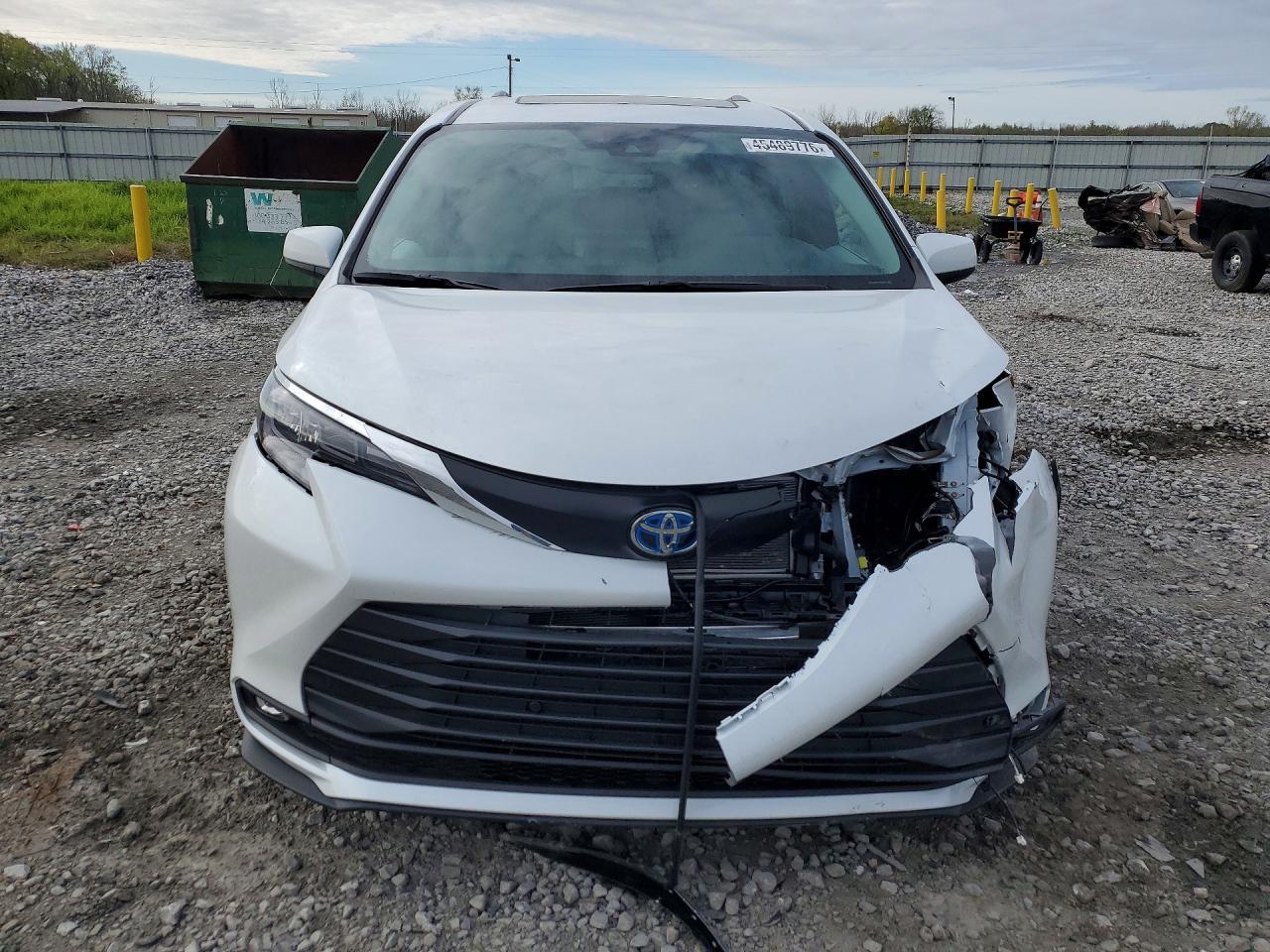 2025 TOYOTA SIENNA XLE 8-PASSENGER photo 5