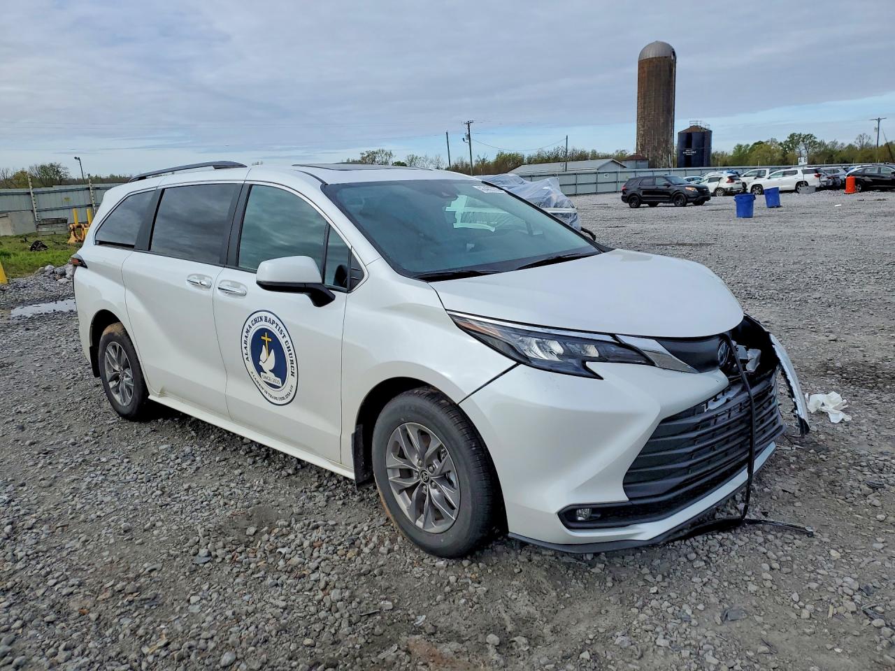 2025 TOYOTA SIENNA XLE 8-PASSENGER photo 4
