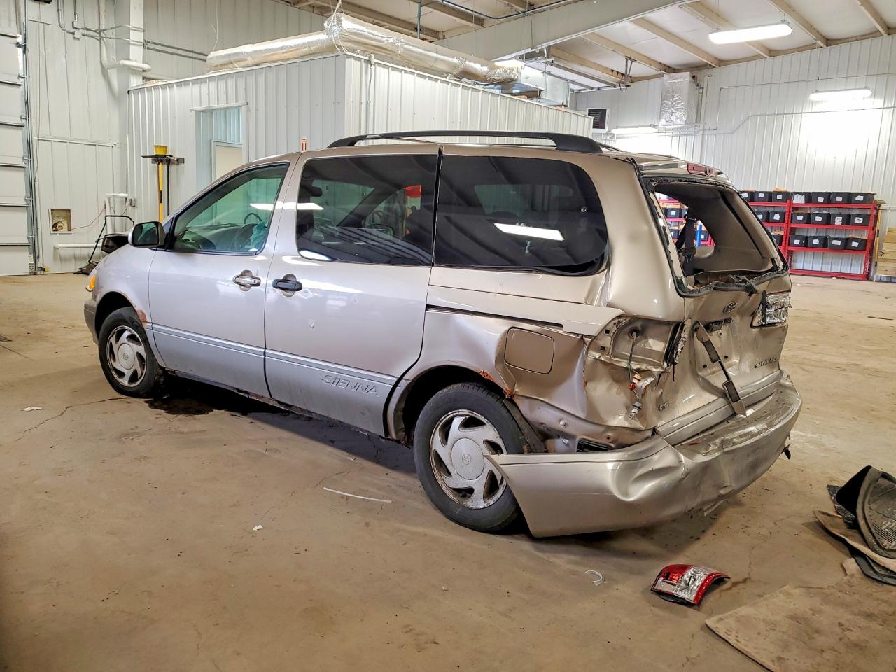 2003 TOYOTA SIENNA photo 2