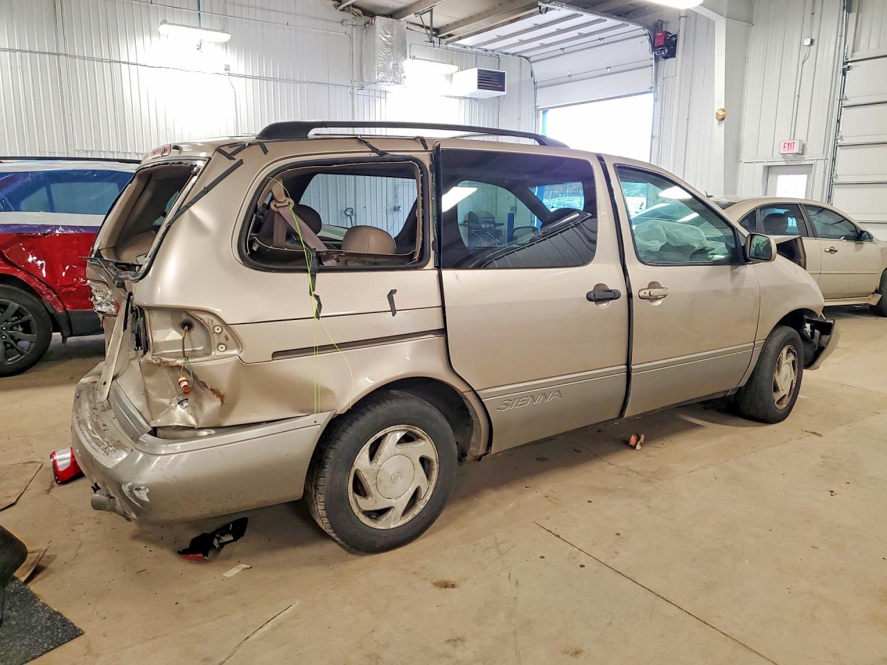 2003 TOYOTA SIENNA photo 3