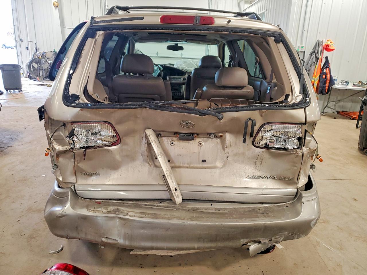 2003 TOYOTA SIENNA photo 6