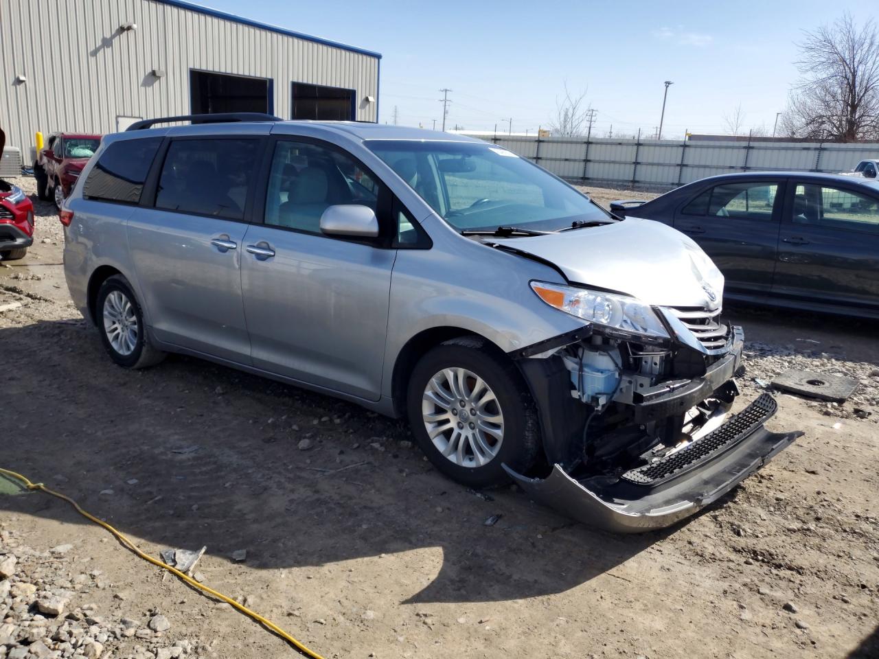2017 TOYOTA SIENNA XLE 8-PASSENGER photo 7
