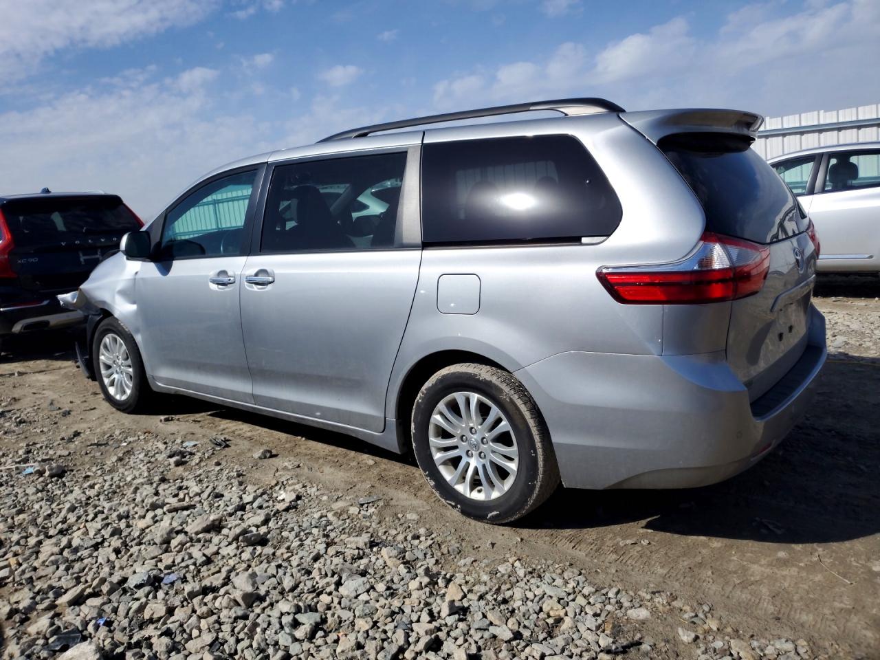 2017 TOYOTA SIENNA XLE 8-PASSENGER photo 3