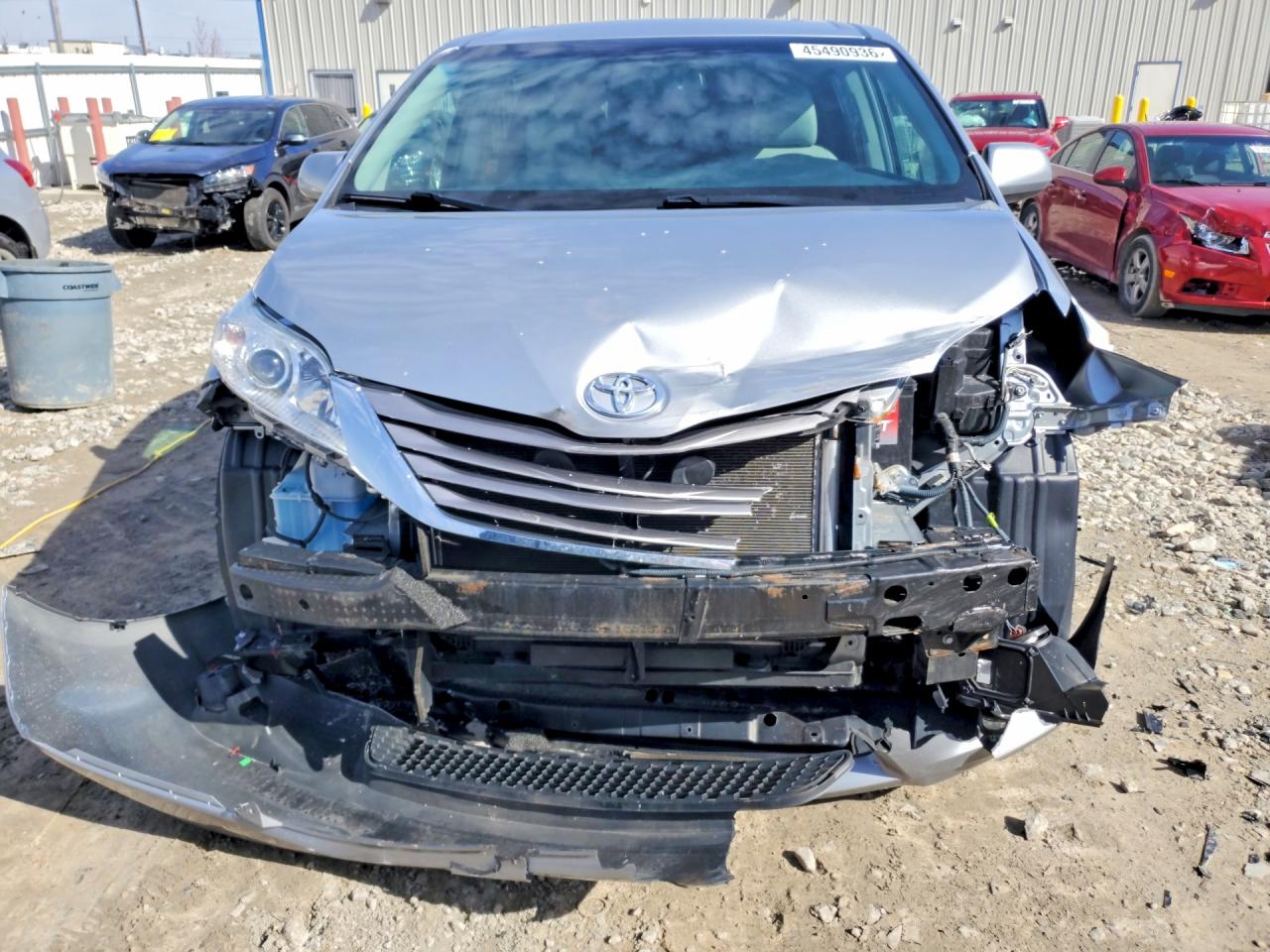 2017 TOYOTA SIENNA XLE 8-PASSENGER photo 9