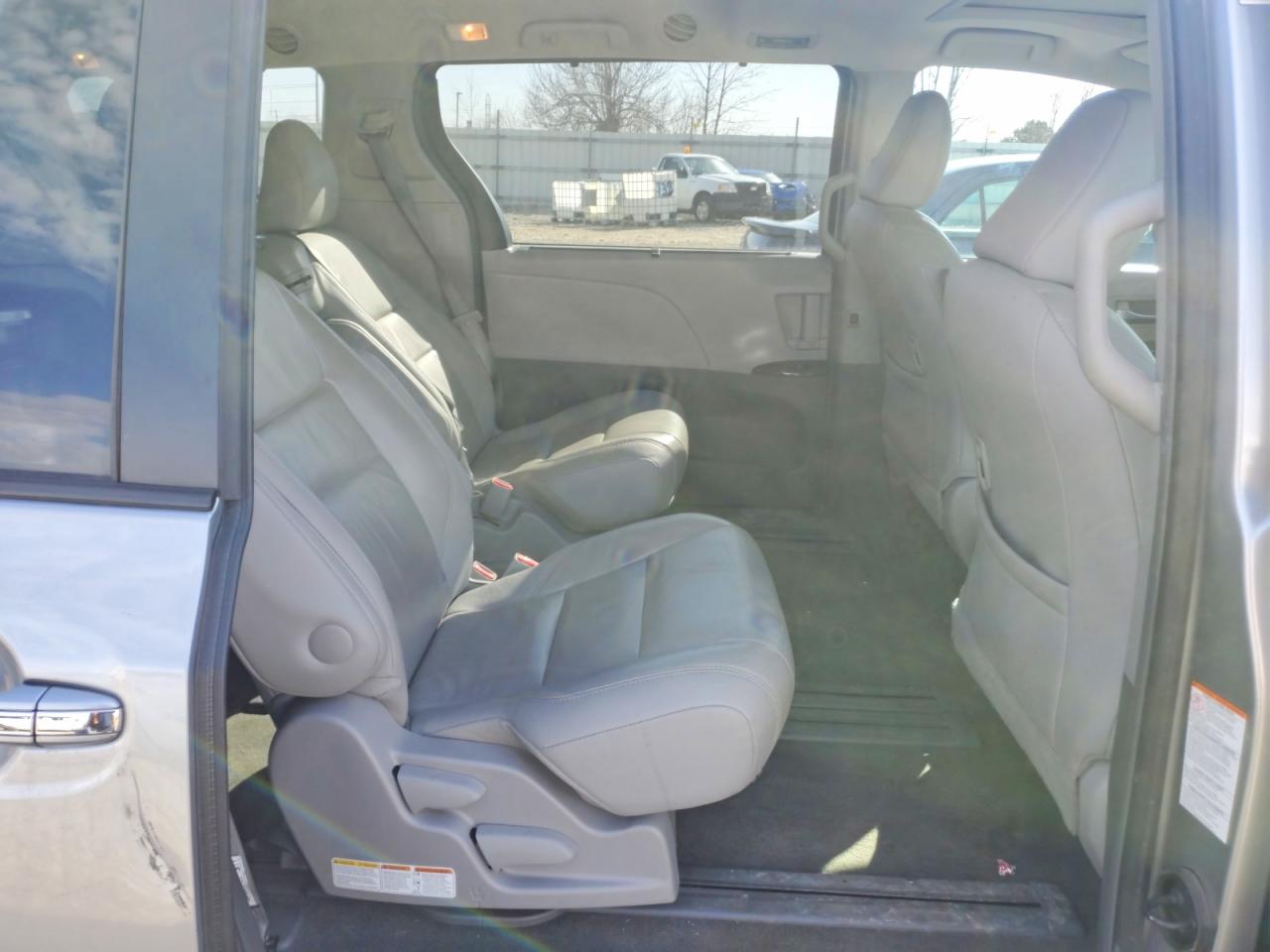 2017 TOYOTA SIENNA XLE 8-PASSENGER photo 21