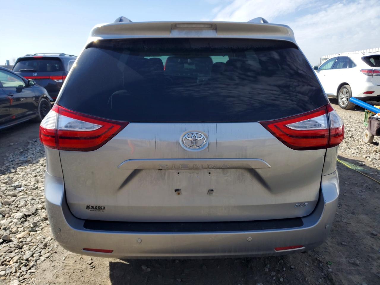 2017 TOYOTA SIENNA XLE 8-PASSENGER photo 11