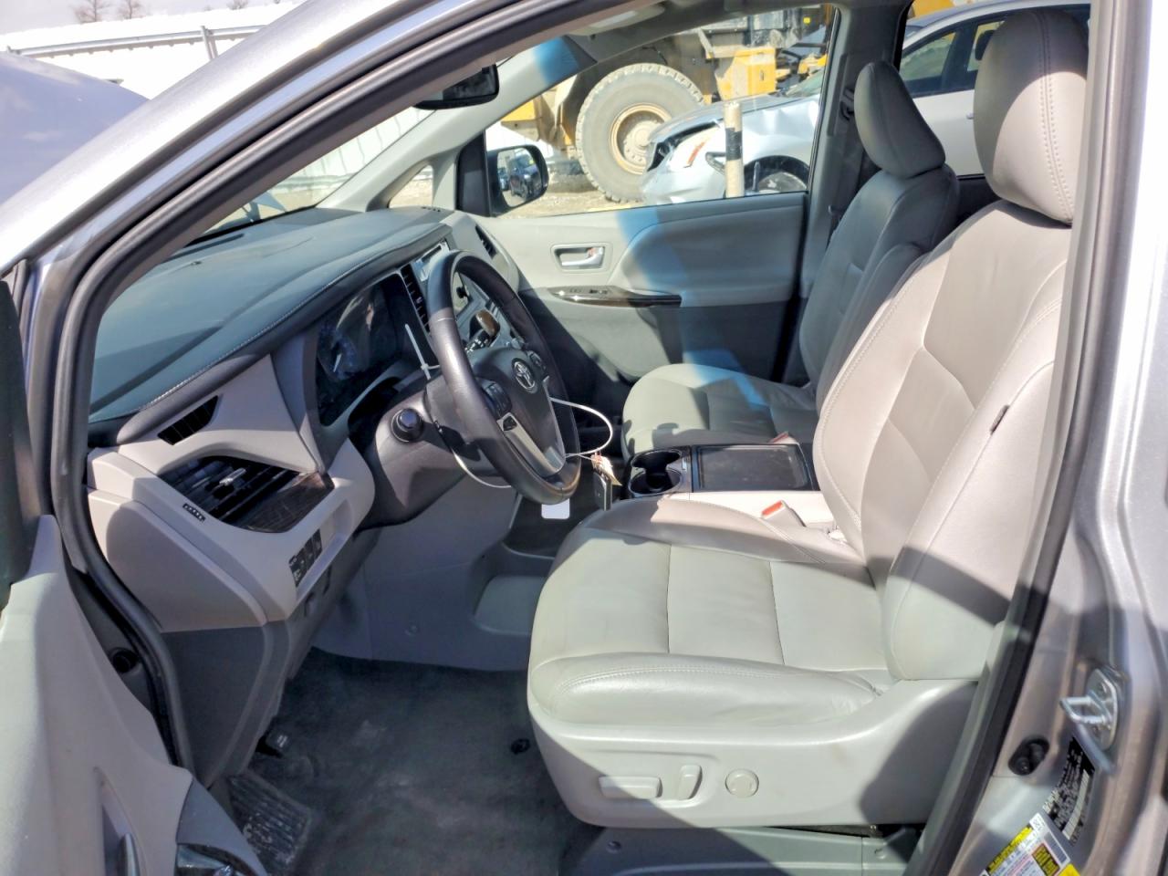 2017 TOYOTA SIENNA XLE 8-PASSENGER photo 13