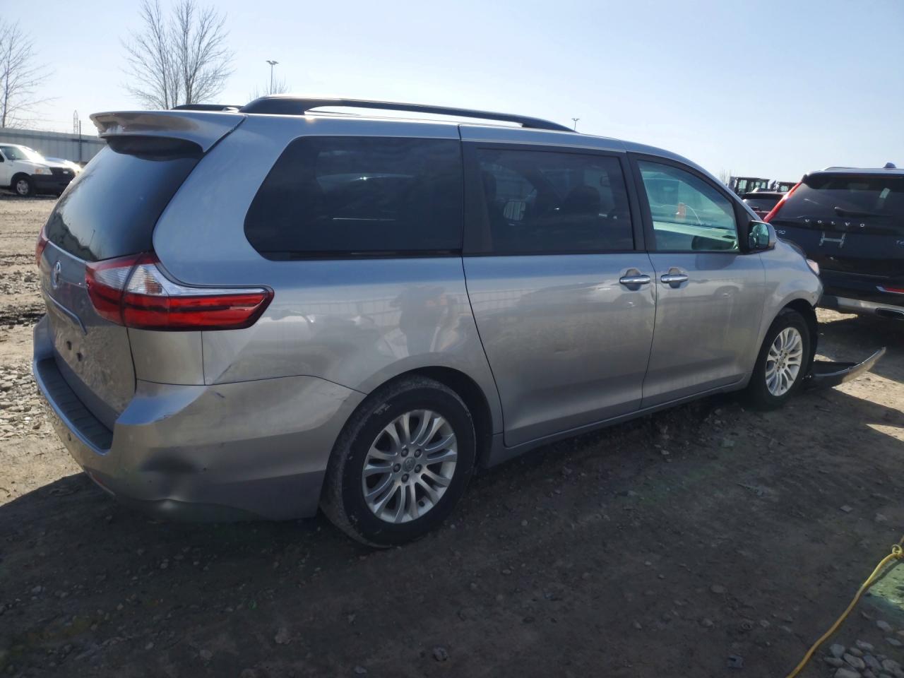 2017 TOYOTA SIENNA XLE 8-PASSENGER photo 5