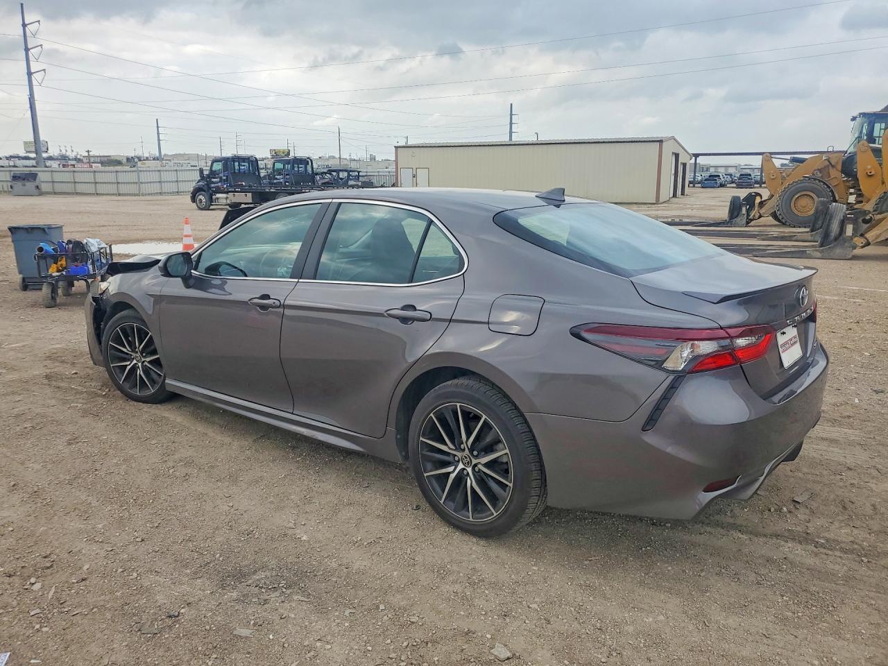 2021 TOYOTA CAMRY SE photo 3