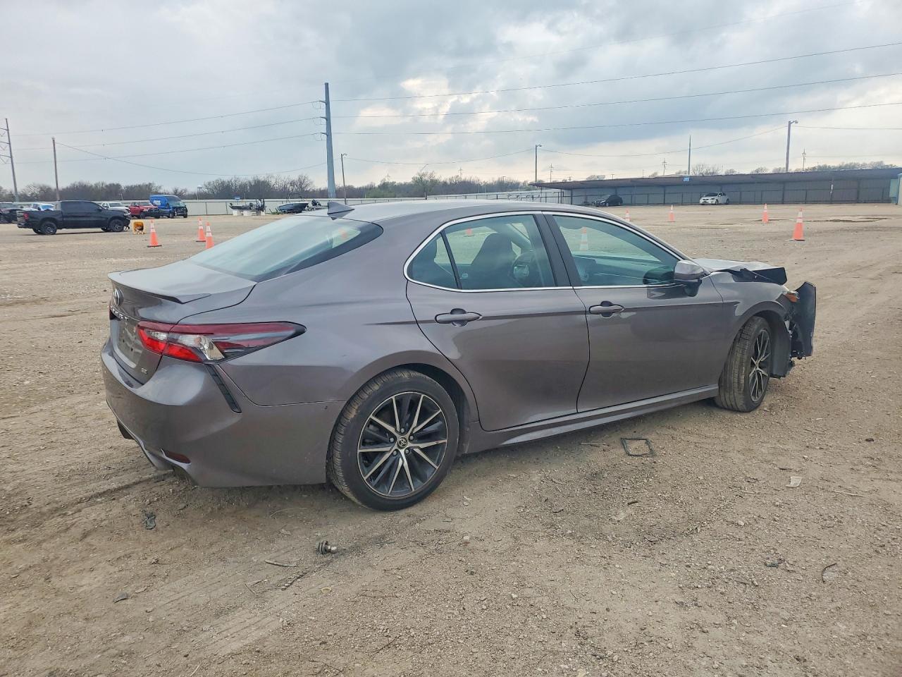 2021 TOYOTA CAMRY SE photo 5
