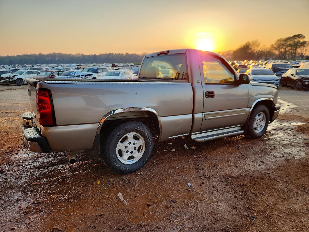 2003 CHEVROLET SILVERADO C1500 photo 3