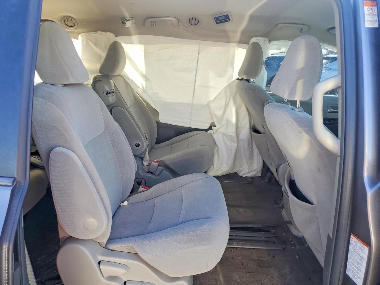 2015 TOYOTA SIENNA LE 8 PASSENGER photo 31